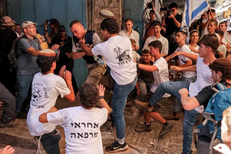 Israeli protesters attack journalists and Palestinians in Jerusalem