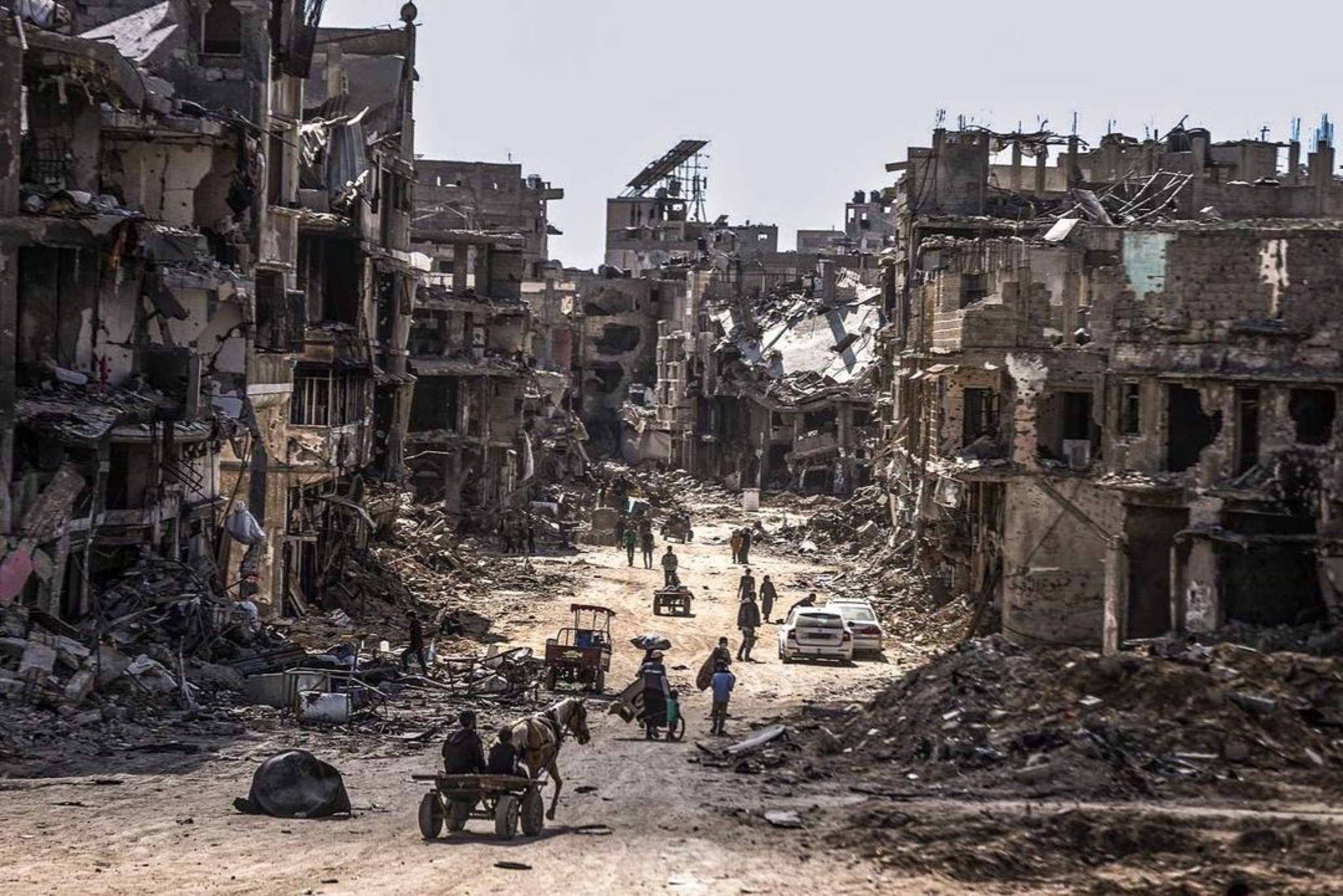 Israeli Withdrawal from Khan Yunis: Palestinians Return to Destroyed Homes