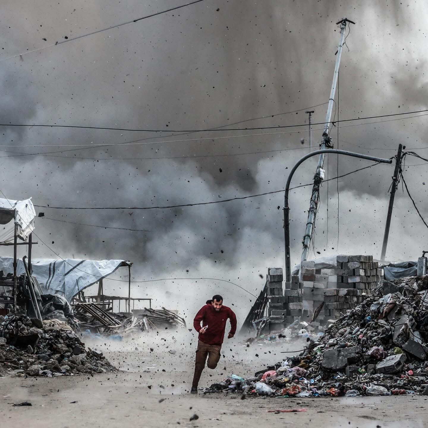 Man flees Israeli strike on building in Gaza despite ceasefire agreement