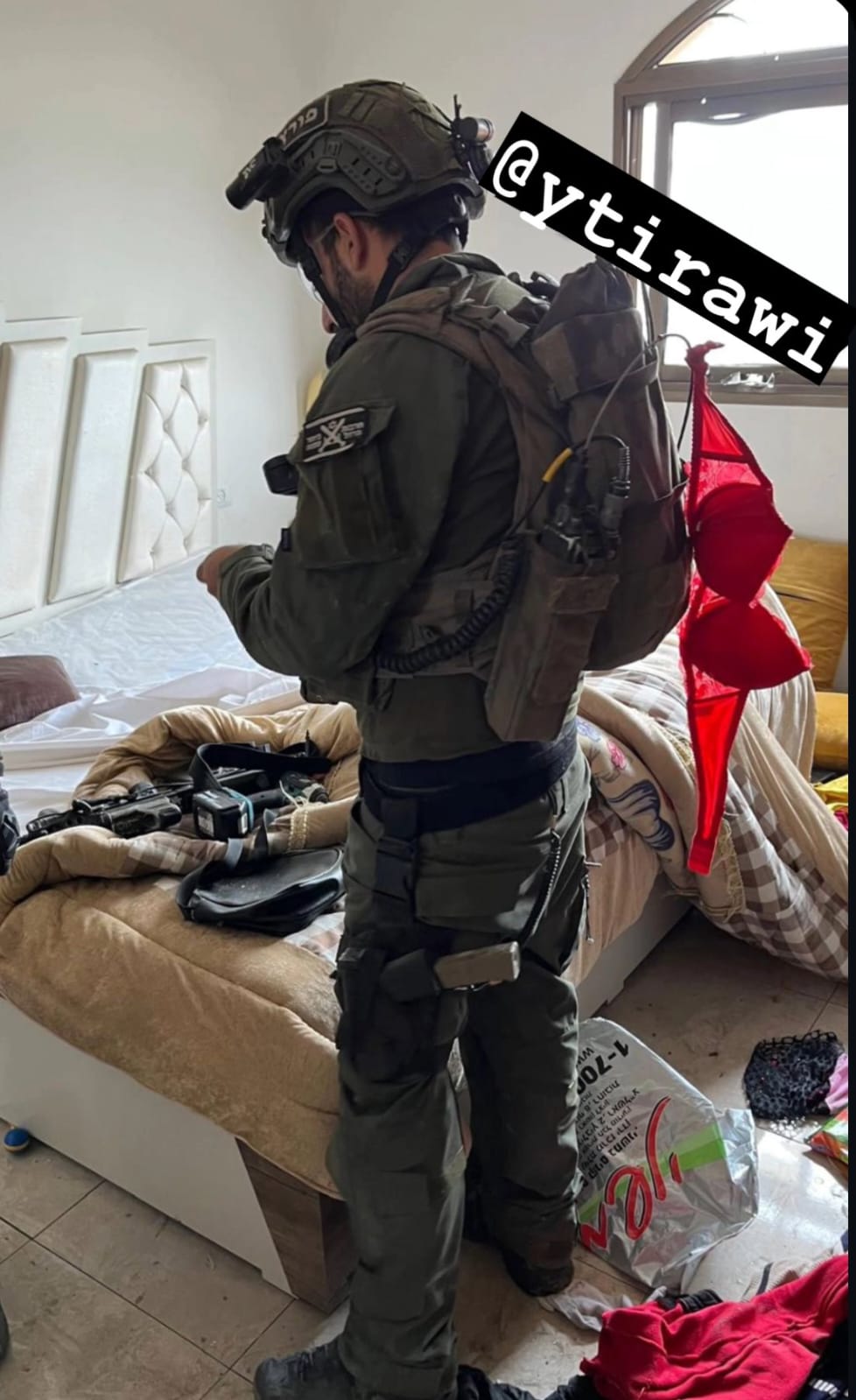 IOF soldiers looting Palestinian woman’s belongings in Gaza home