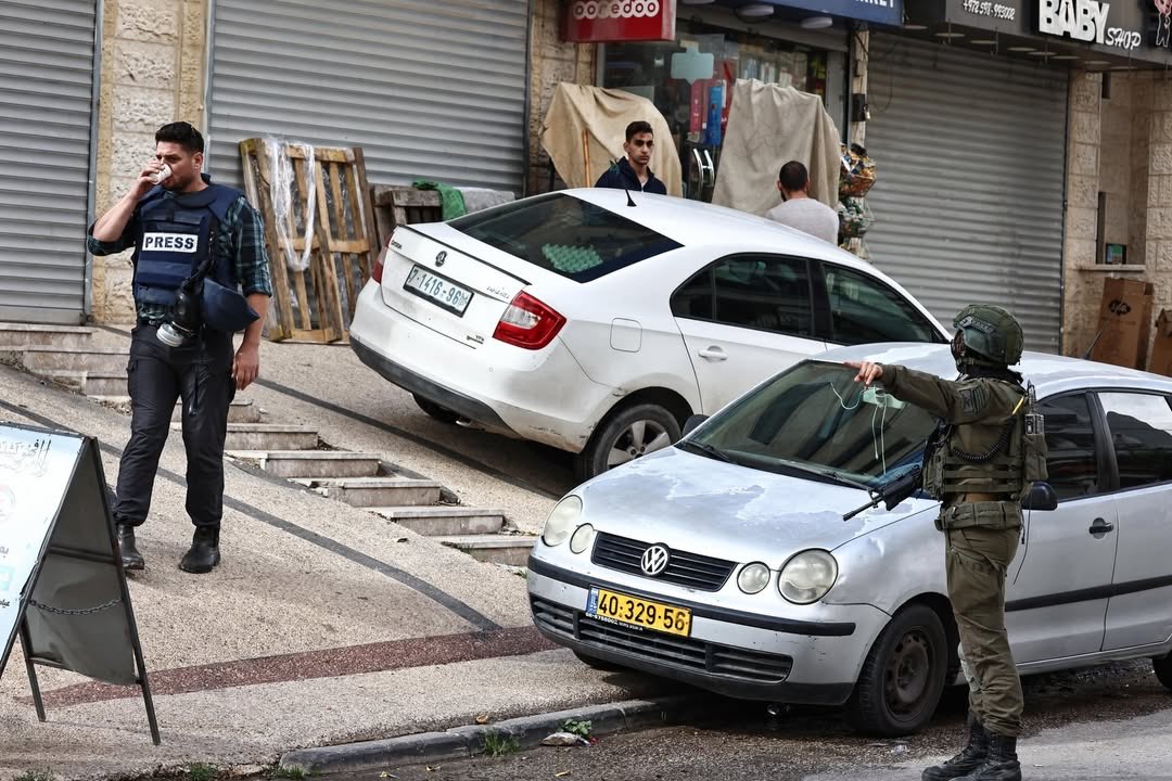 Journalist Defies Israeli Soldier Order in West Bank