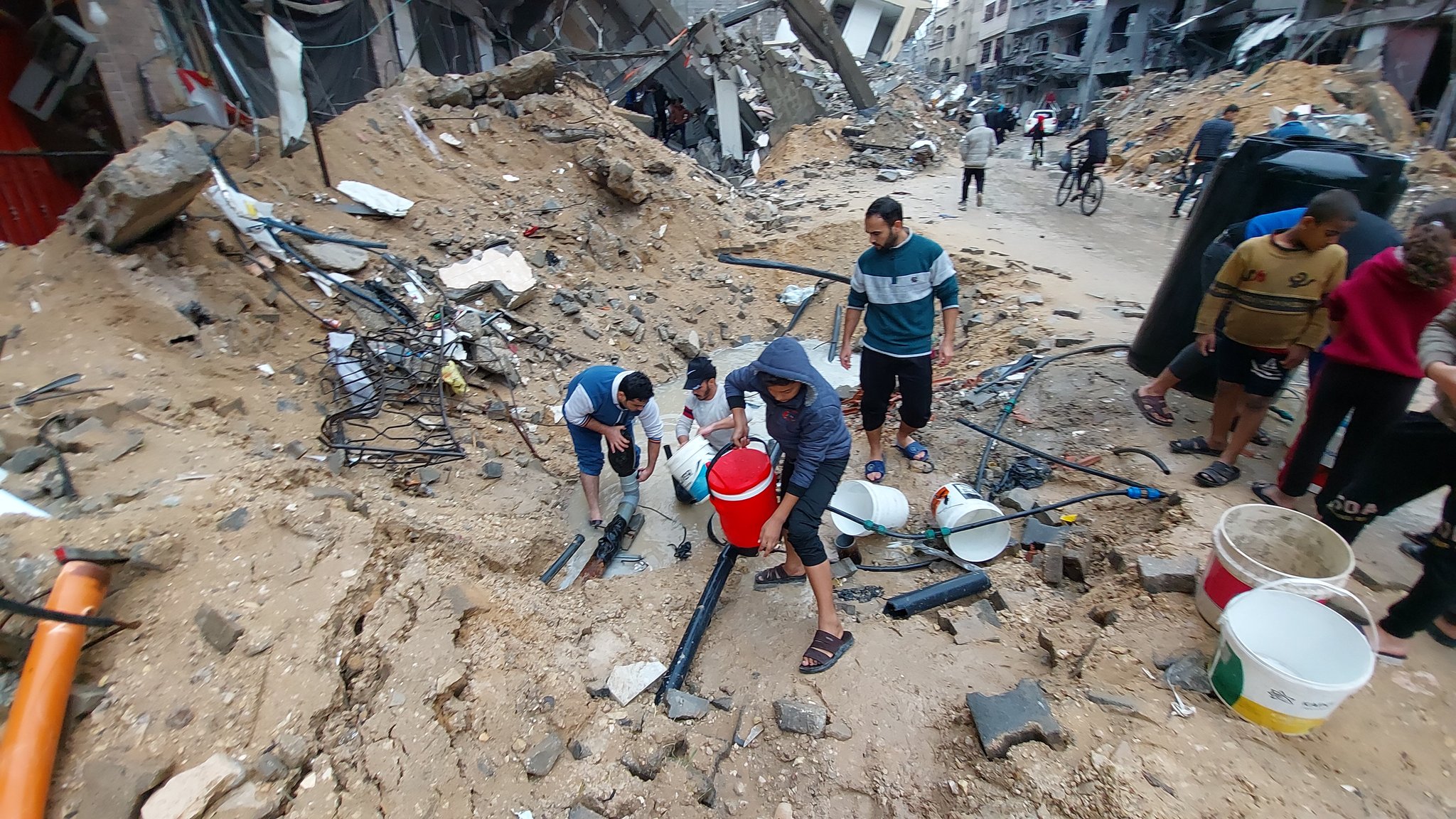 Gaza residents restore water access despite infrastructure damage