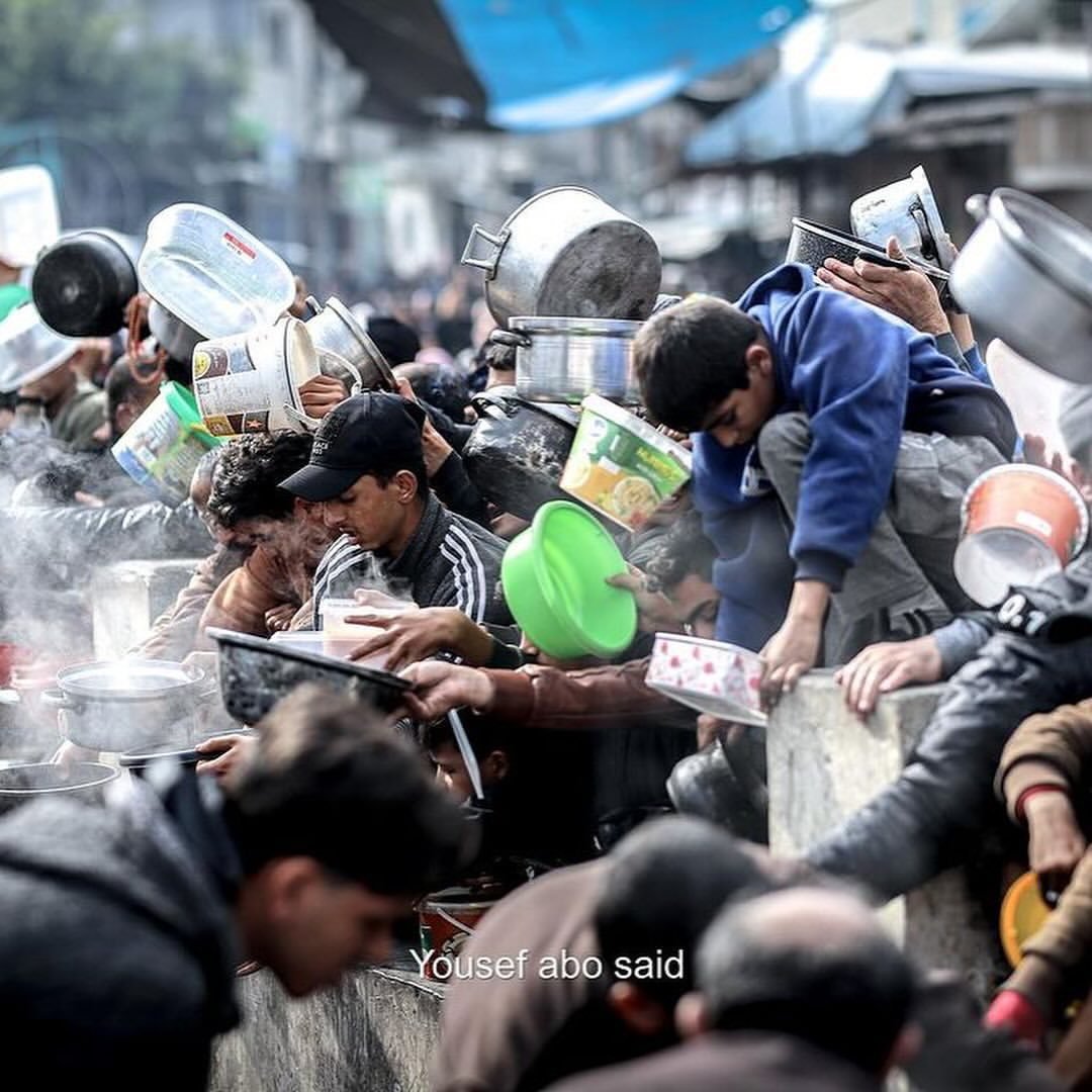 Displaced Palestinians crowd to fill pots amid Gaza food crisis