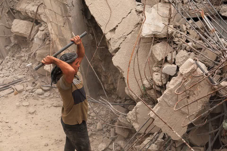 Gaza residents extract iron from ruins for reconstruction