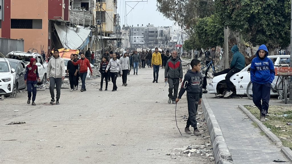 Starving people return home empty-handed after long wait