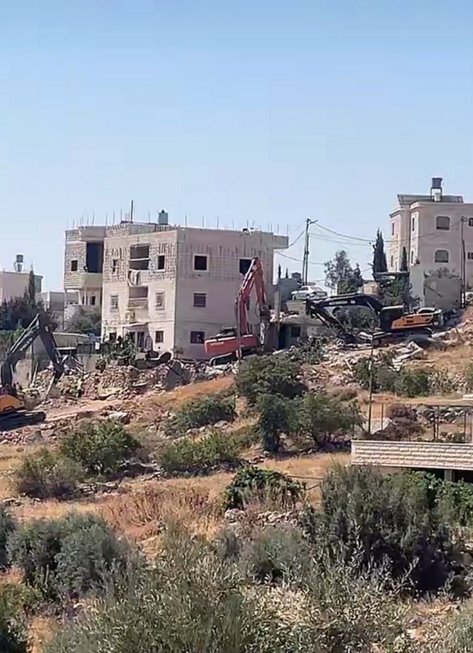 Israeli bulldozers demolish Palestinian homes in Hebron