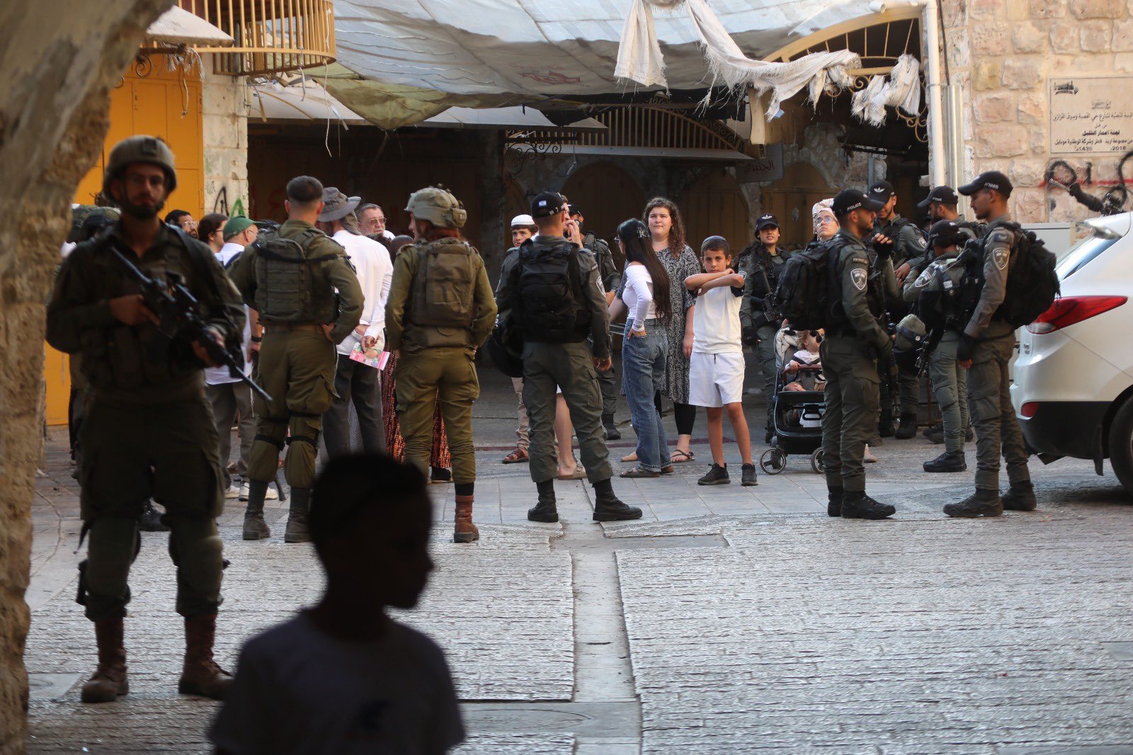Israeli settlers provoke Palestinians in occupied West Bank city