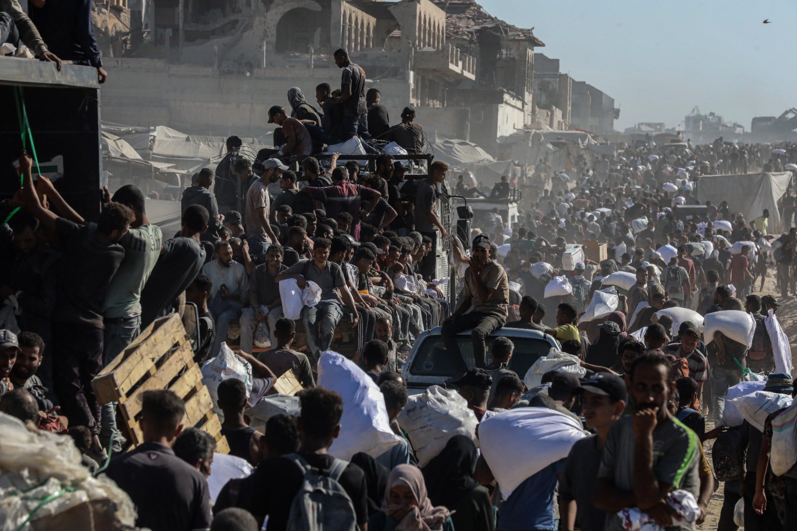 Gaza Aid Delivery: 853 Trucks in 10 Days vs. Daily Need