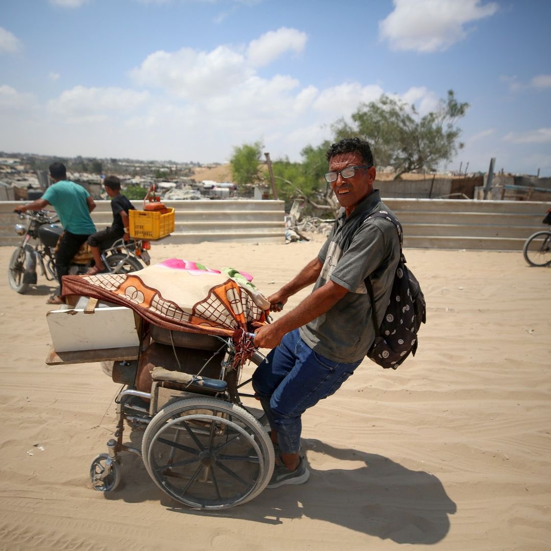 Israeli airstrikes force Palestinians to flee Khan Younis