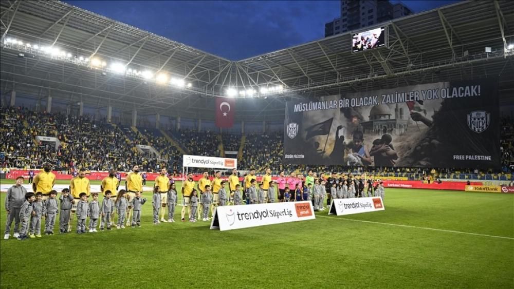 Turkish Football Fans Protest Israeli Gaza Military Operations