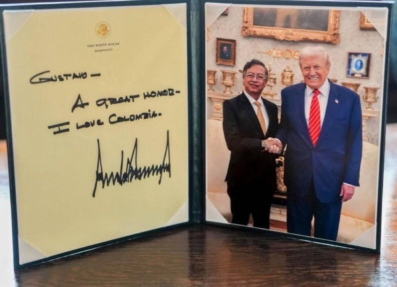 Trump Gifts Signed Photo to Colombia’s President at Meeting