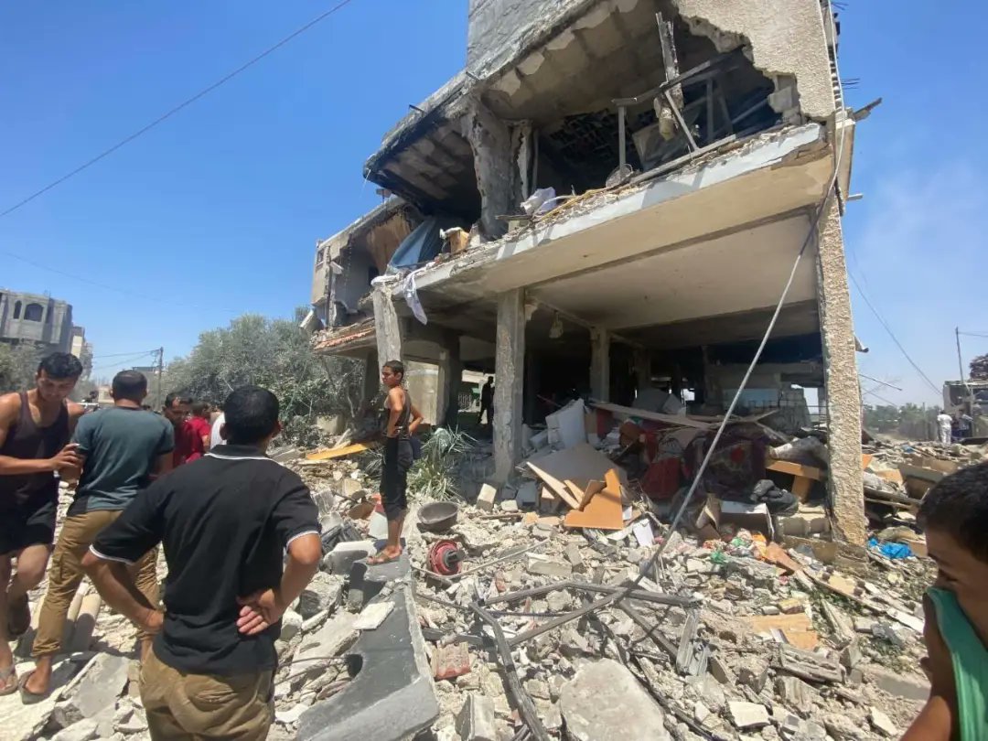 Israeli Airstrike Destroys Home in Abasan, Causes Casualties
