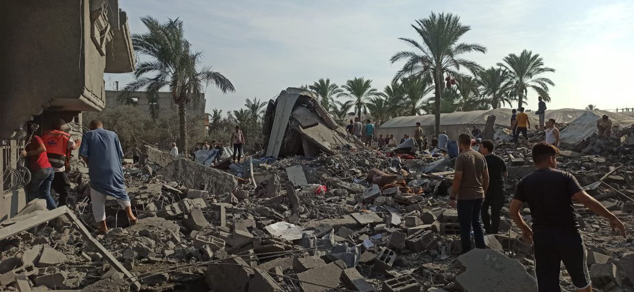 Israeli warplanes kill Gaza residents in house bombing