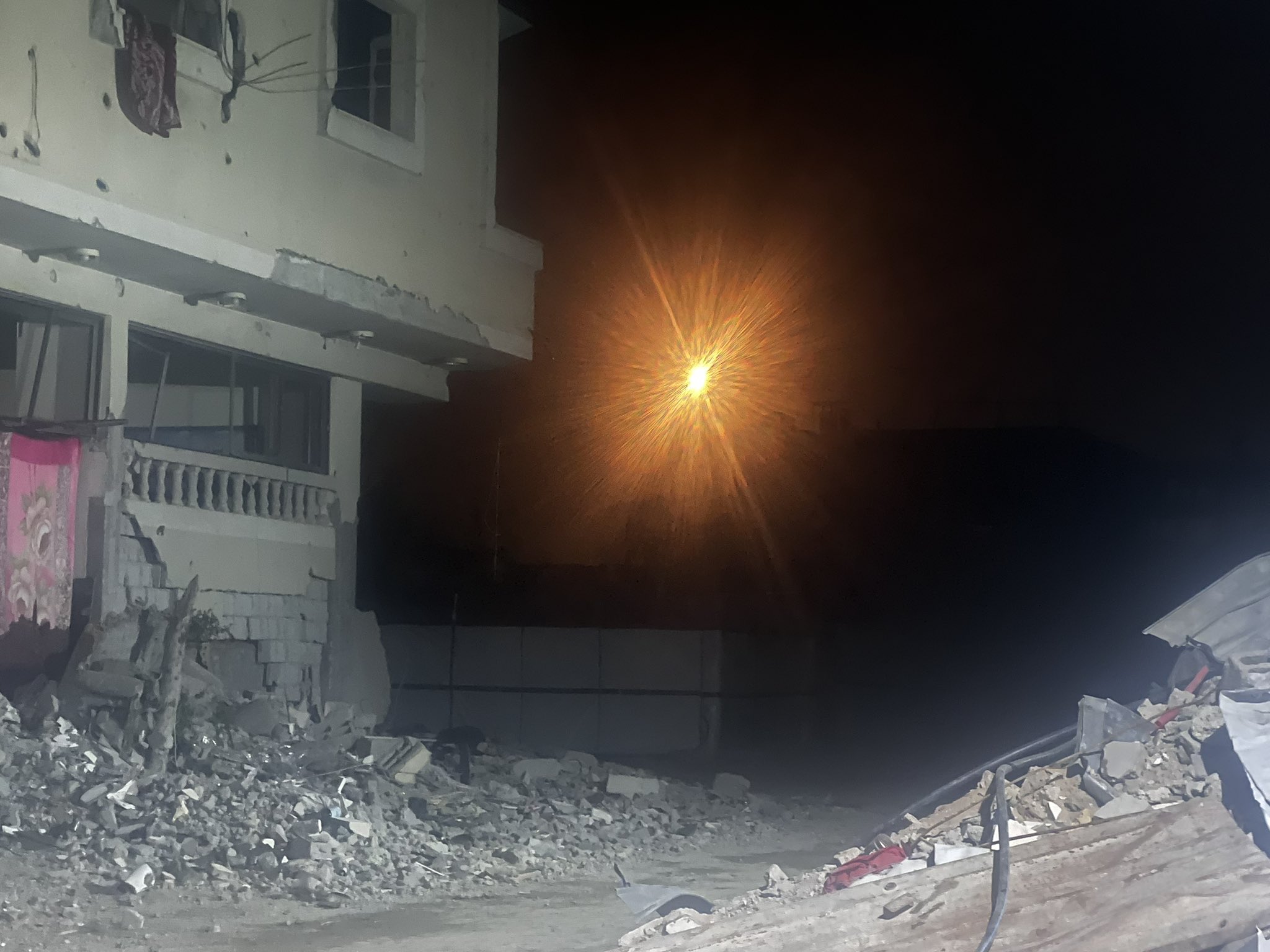 Israeli forces fire light bombs in Gaza Nitzarim corridor