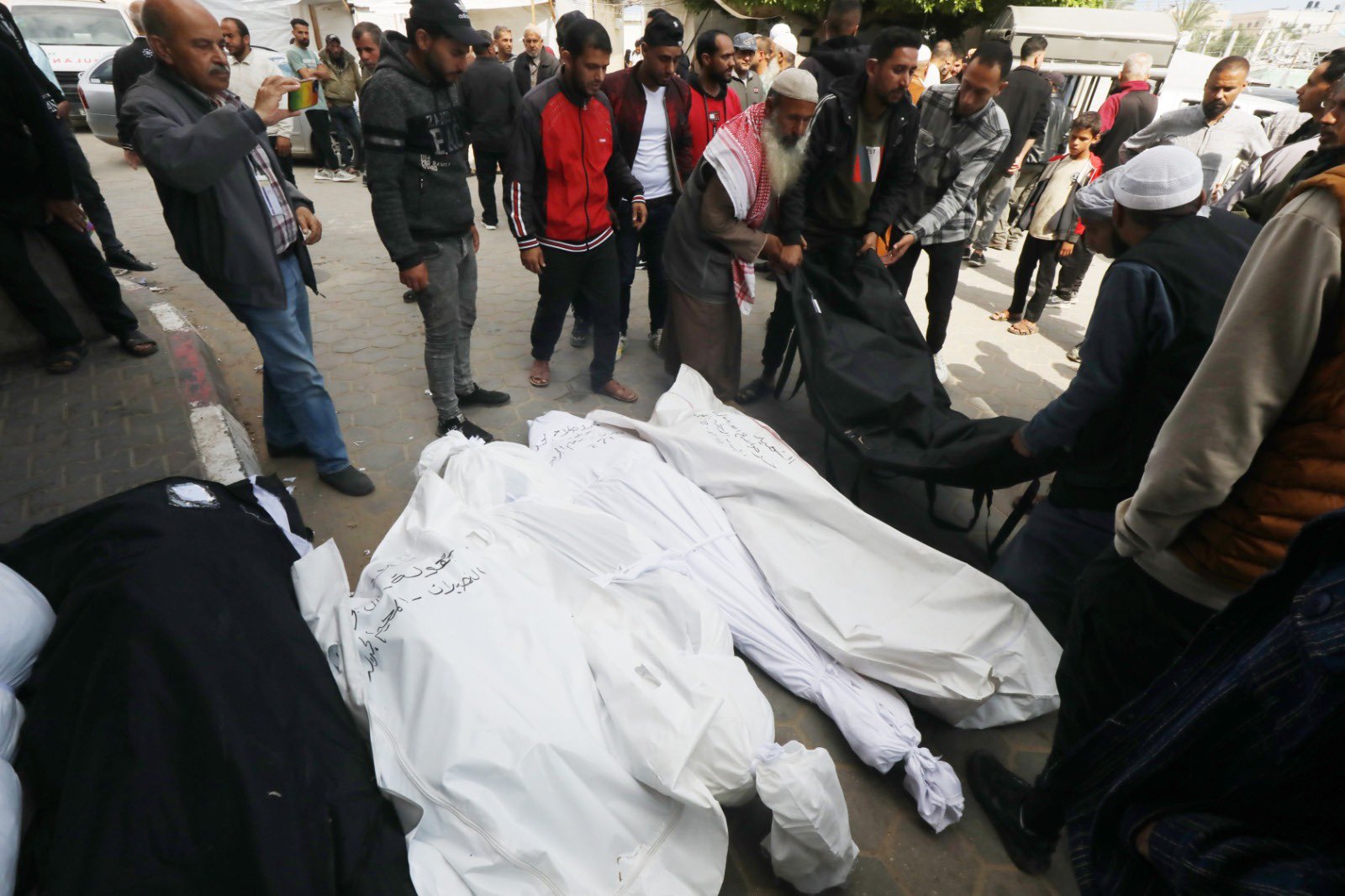 Israeli attacks kill five Palestinians returning to northern Gaza