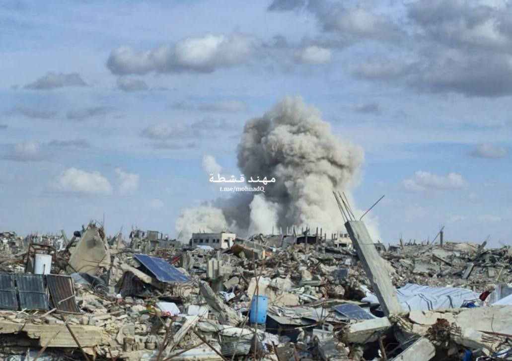 Demolition smoke rises from Gaza City Al-Zaytoun operations