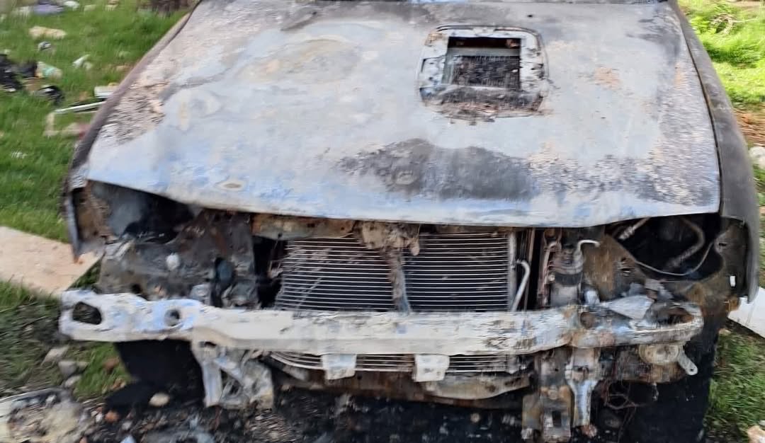 Vehicles burned and racist graffiti in Beit Fajjar village