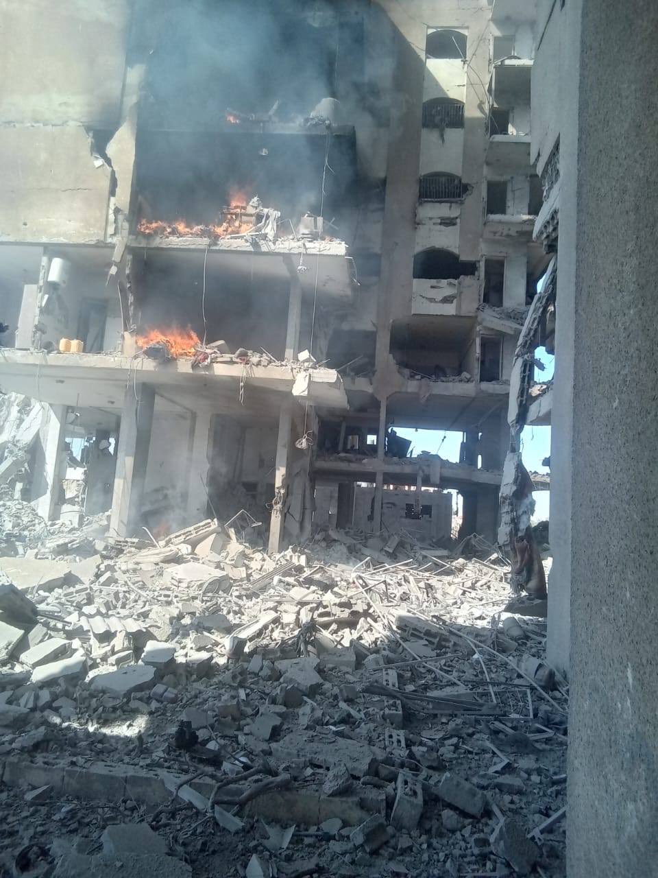Israeli Bombing Targets Al Qalaa Buildings in Khan Younis