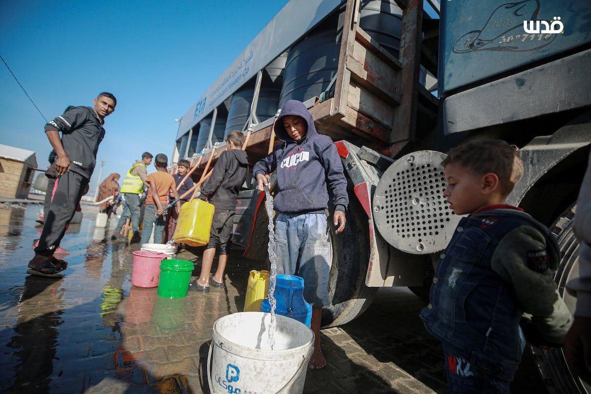 Displaced Gazans struggle for clean drinking water amid war destruction