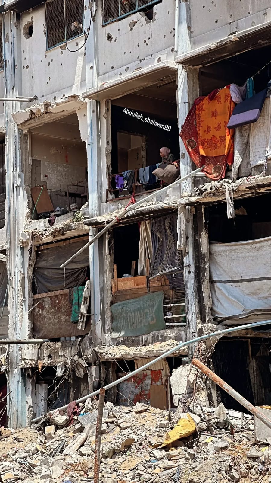 Palestinian Families Seek Shelter in Destroyed Gaza Buildings