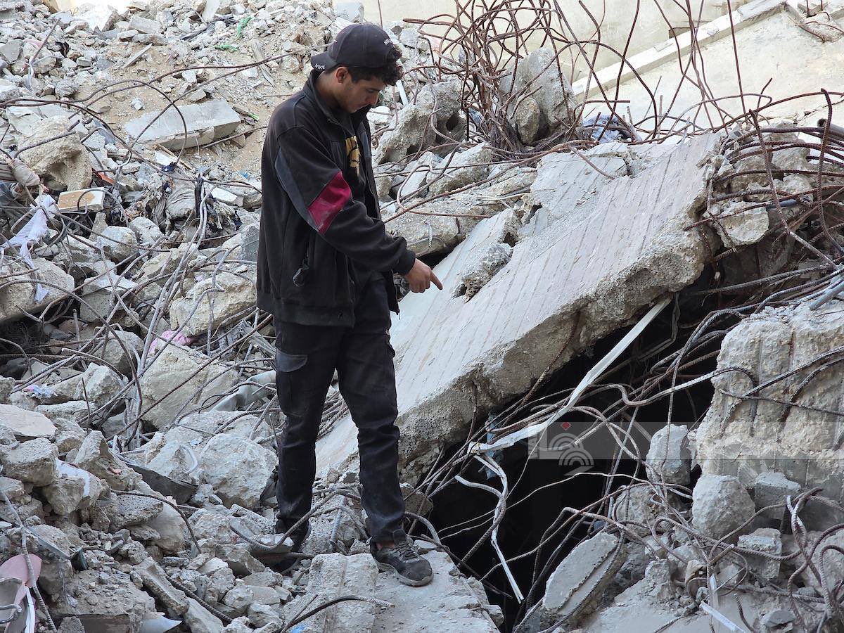 Gaza residents search for bodies amid rubble shortage