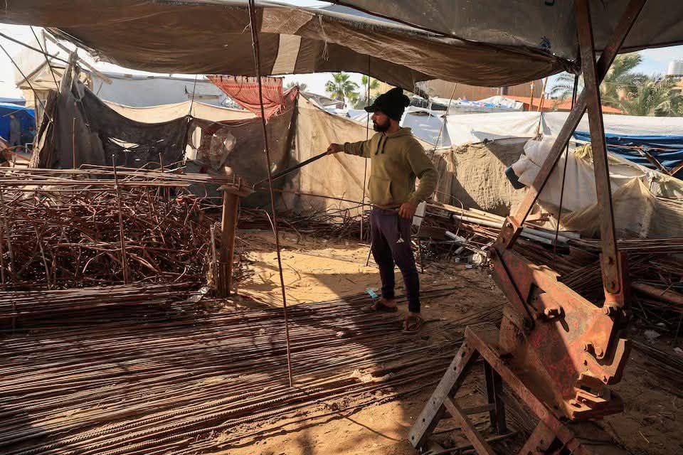 Gazans Extract Iron from Ruins Using Primitive Tools for Reconstruction