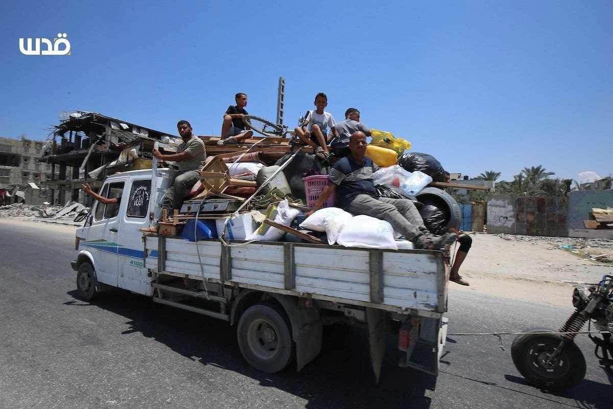 Palestinian Families Evacuate from Khan Younis Amid Israeli Airstrikes