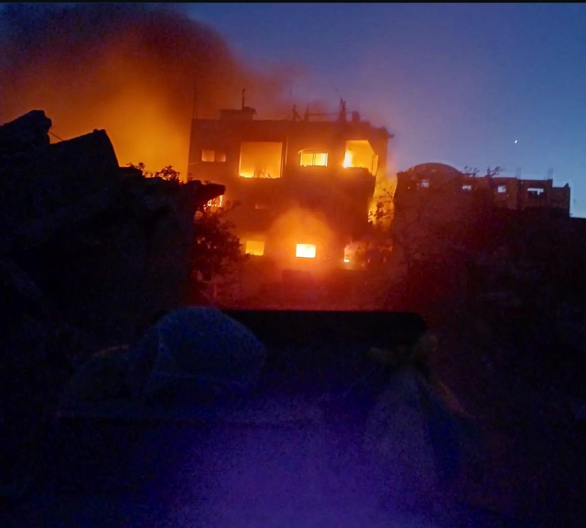 Israeli soldiers burn Palestinian homes in Jabalia camp