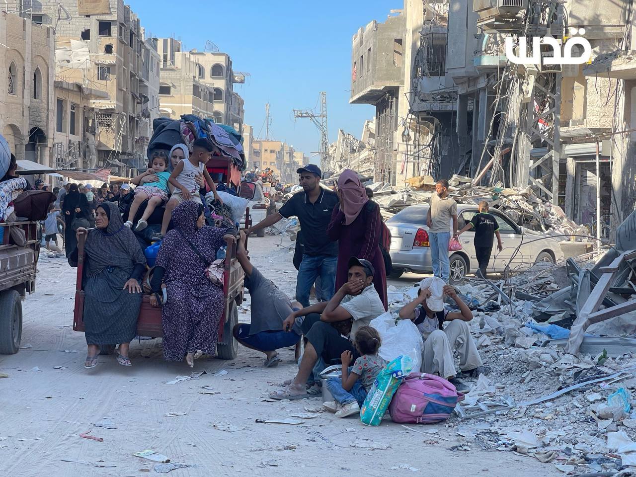 Palestinian Families Flee Khan Younis Amid Heavy Israeli Bombing