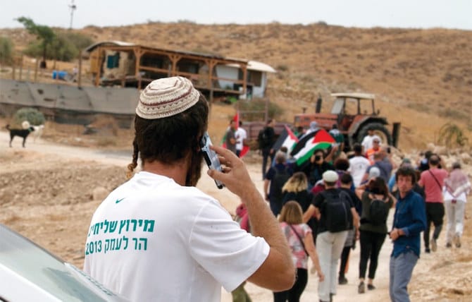 Israeli colonists attack Palestinian homes in Burqa village