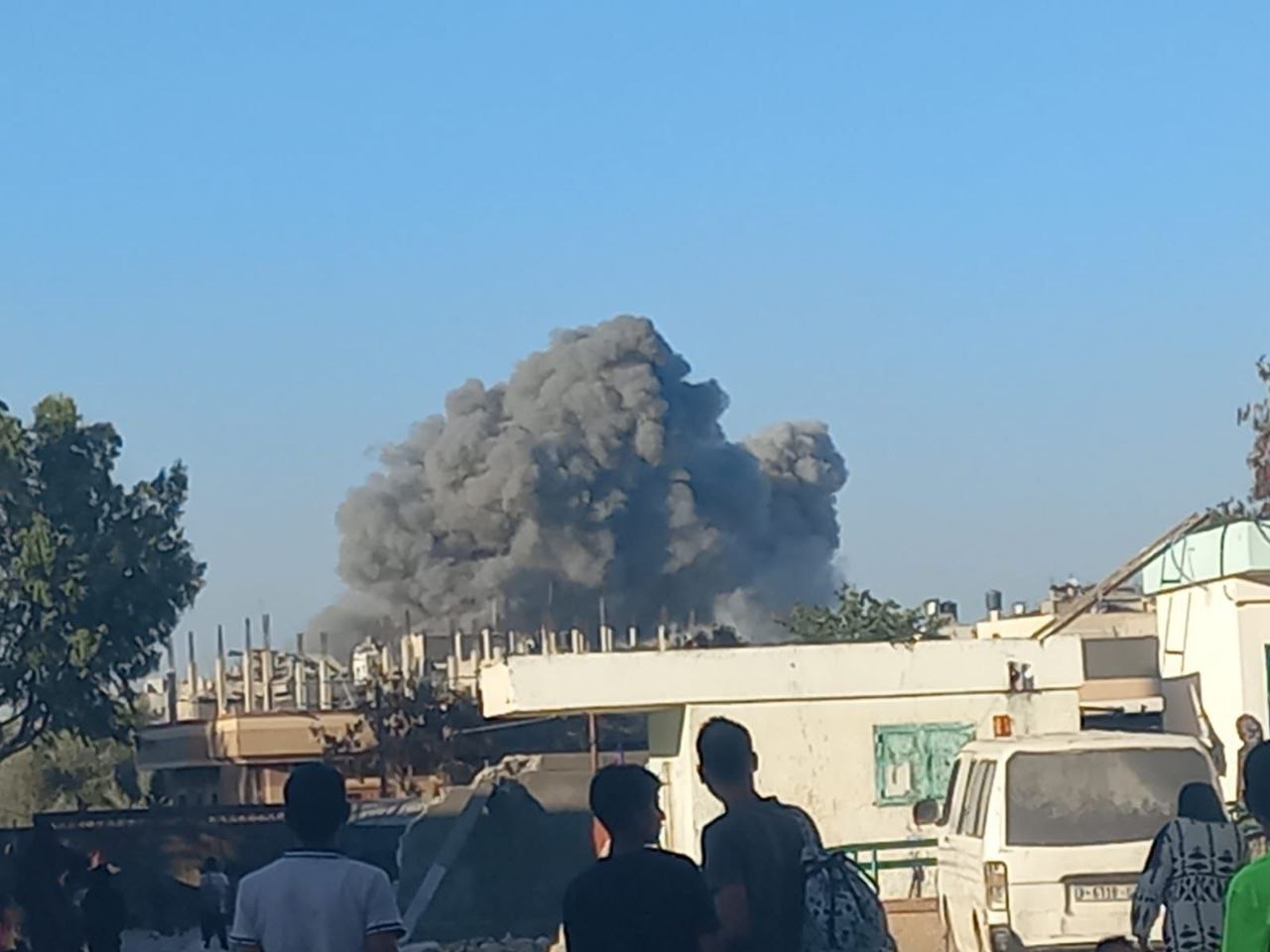 Israeli forces conduct intense airstrikes on Abasan Al-Jadeedah town