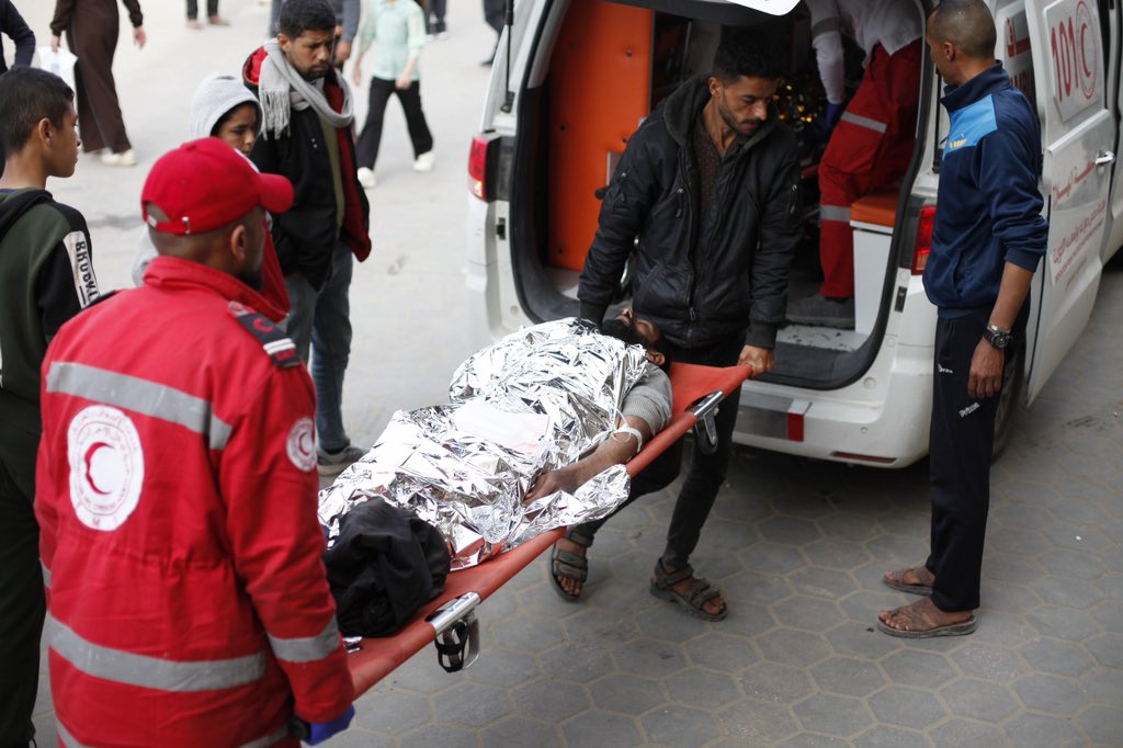 Israeli bombing wounds eight in Gaza refugee camp