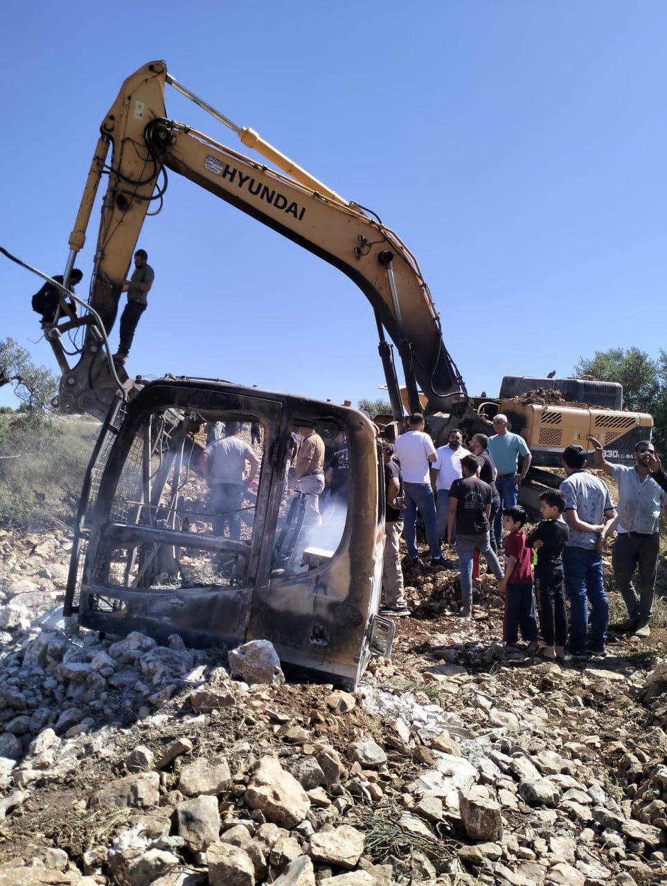 Israeli Settlers Set Fire to Bulldozer in Aqraba