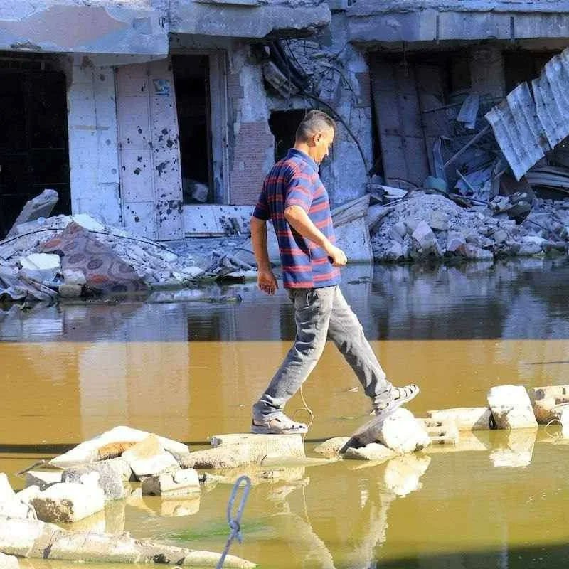 Sewage floods Khan Yunis streets after Israeli military infrastructure destruction