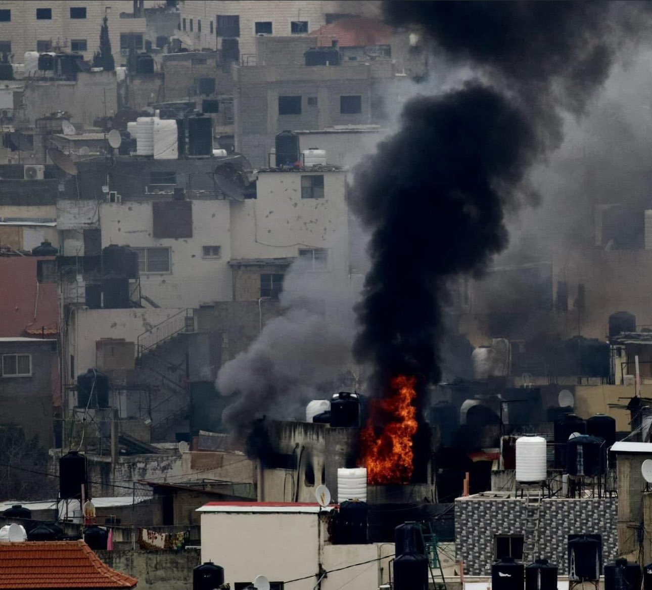 IOF burns homes during Jenin refugee camp raid
