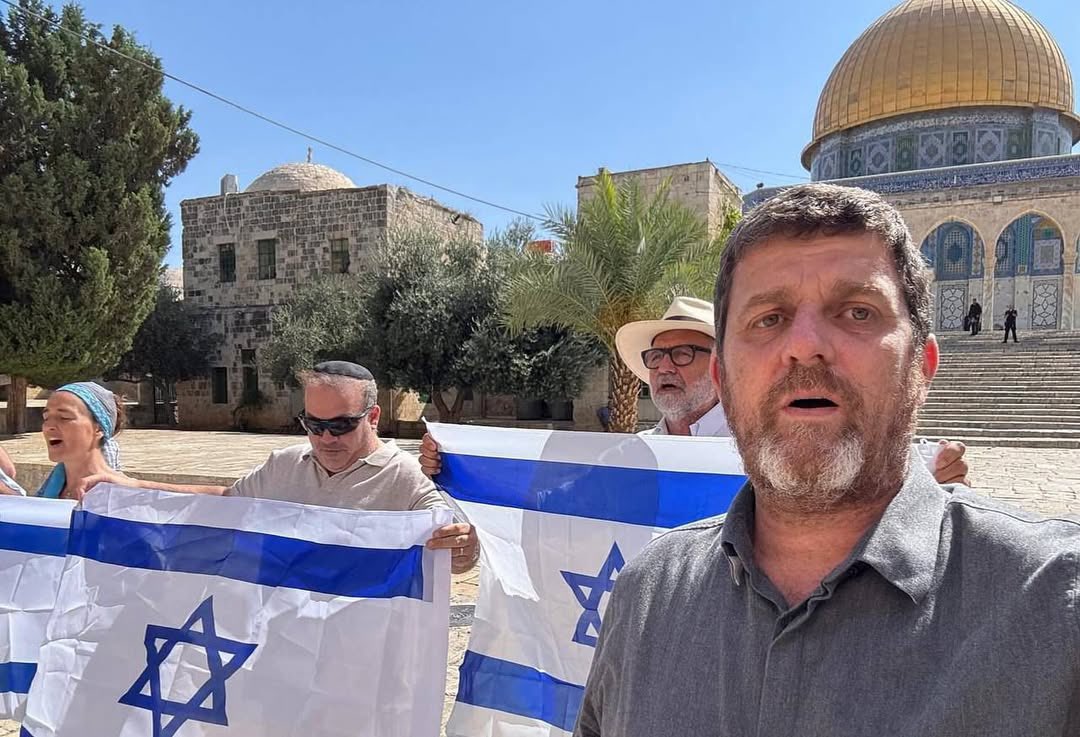 Israeli settlers enter Al Aqsa mosque in large numbers