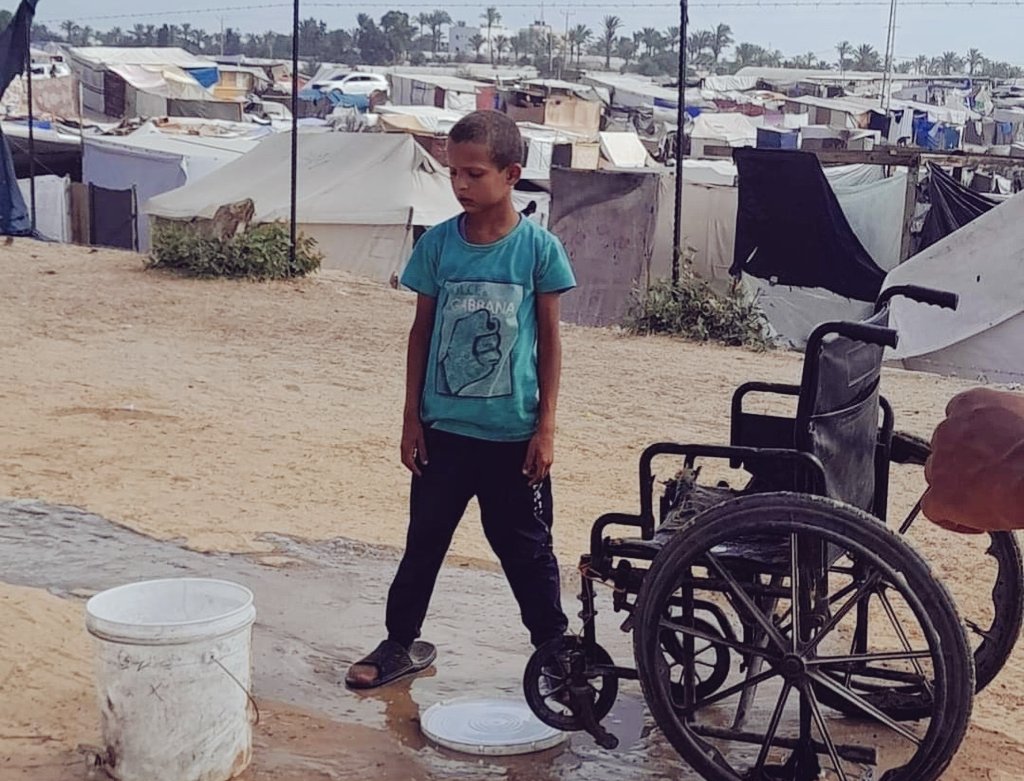 Child loses water after hours of waiting in line