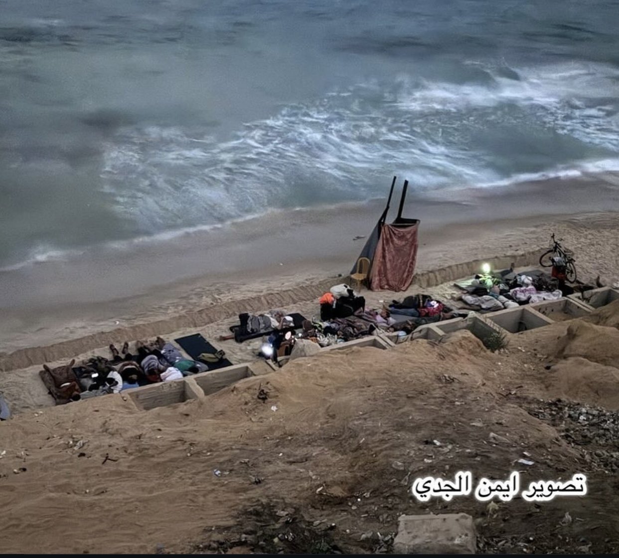 Palestinian Families Displaced, Seek Shelter on Gaza Beach