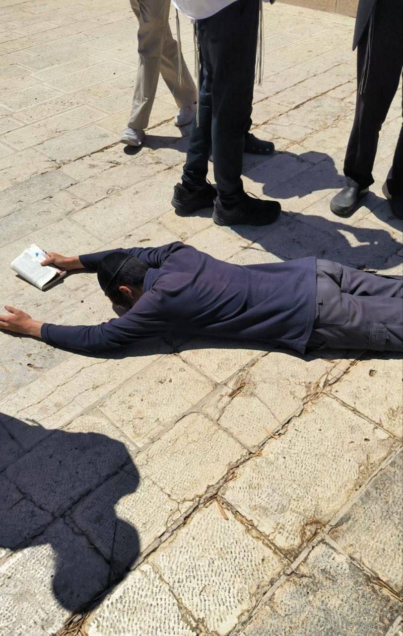 Israeli settler performs provocative prostration at Al-Aqsa Mosque