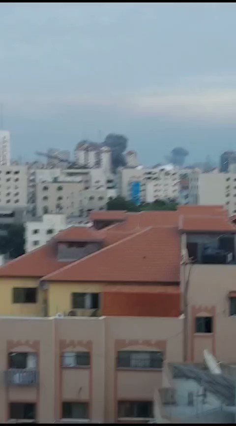Israeli warplanes bomb fourteen-storey building in Gaza Strip