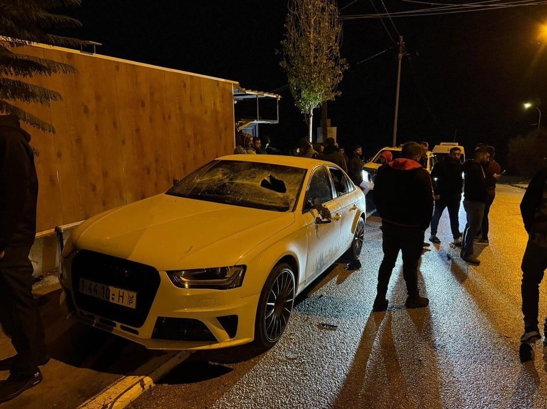 Settlers attack Sinjil, damage vehicles