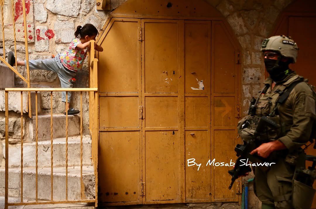 Girl confronts Israeli soldiers during Hebron occupation raid
