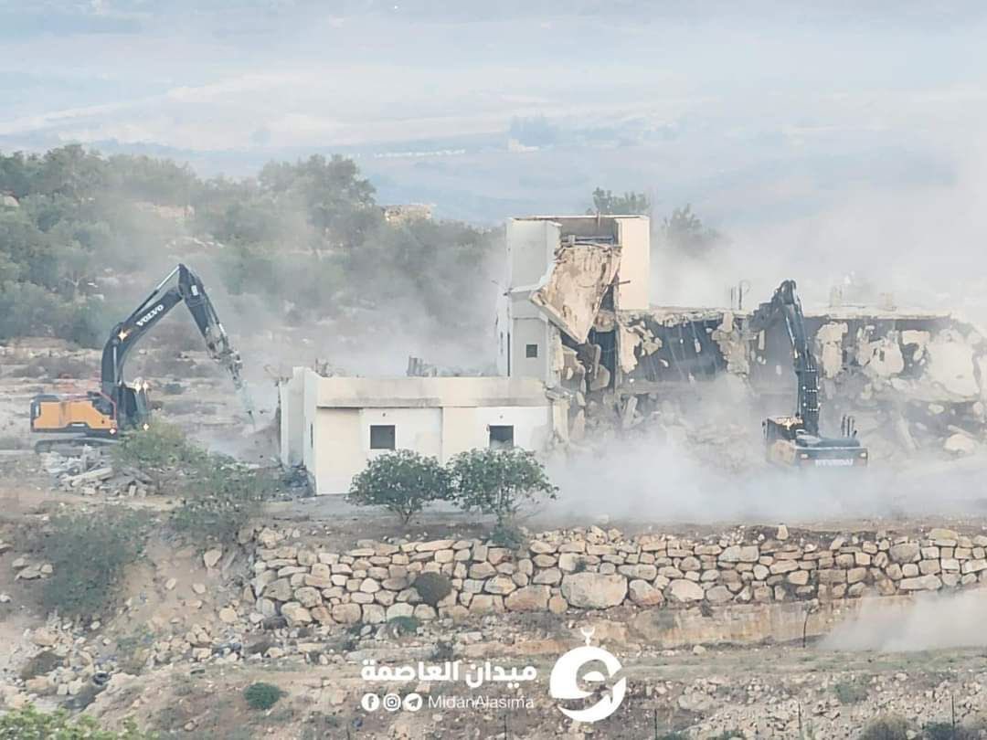 Israeli bulldozers demolish residential building in Beit Anan