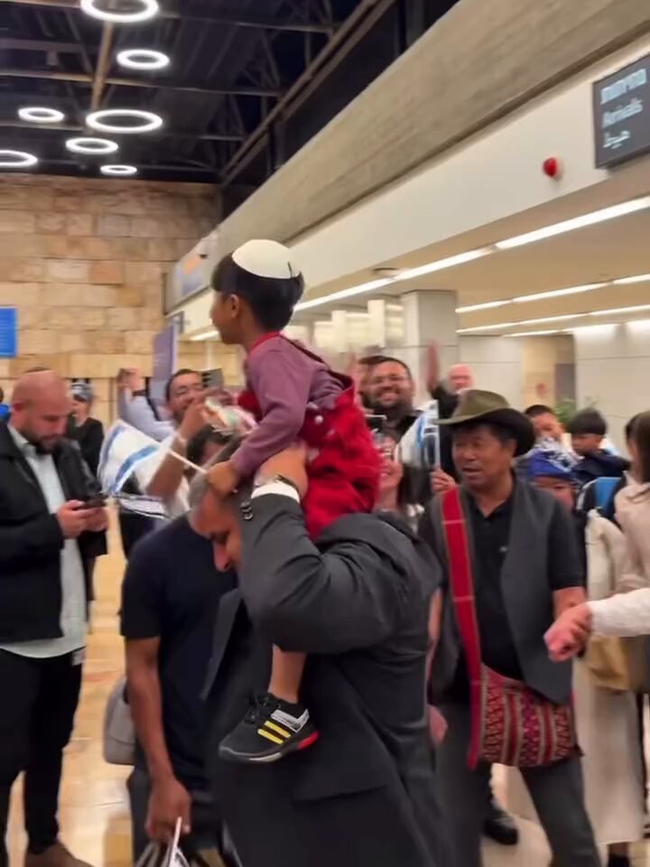 Israel brings 240 Bnei Menashe immigrants from India