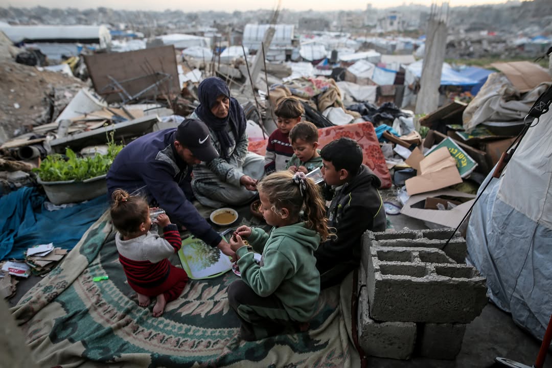 Palestinian Family Celebrates Iftar Amid Ruins of Home