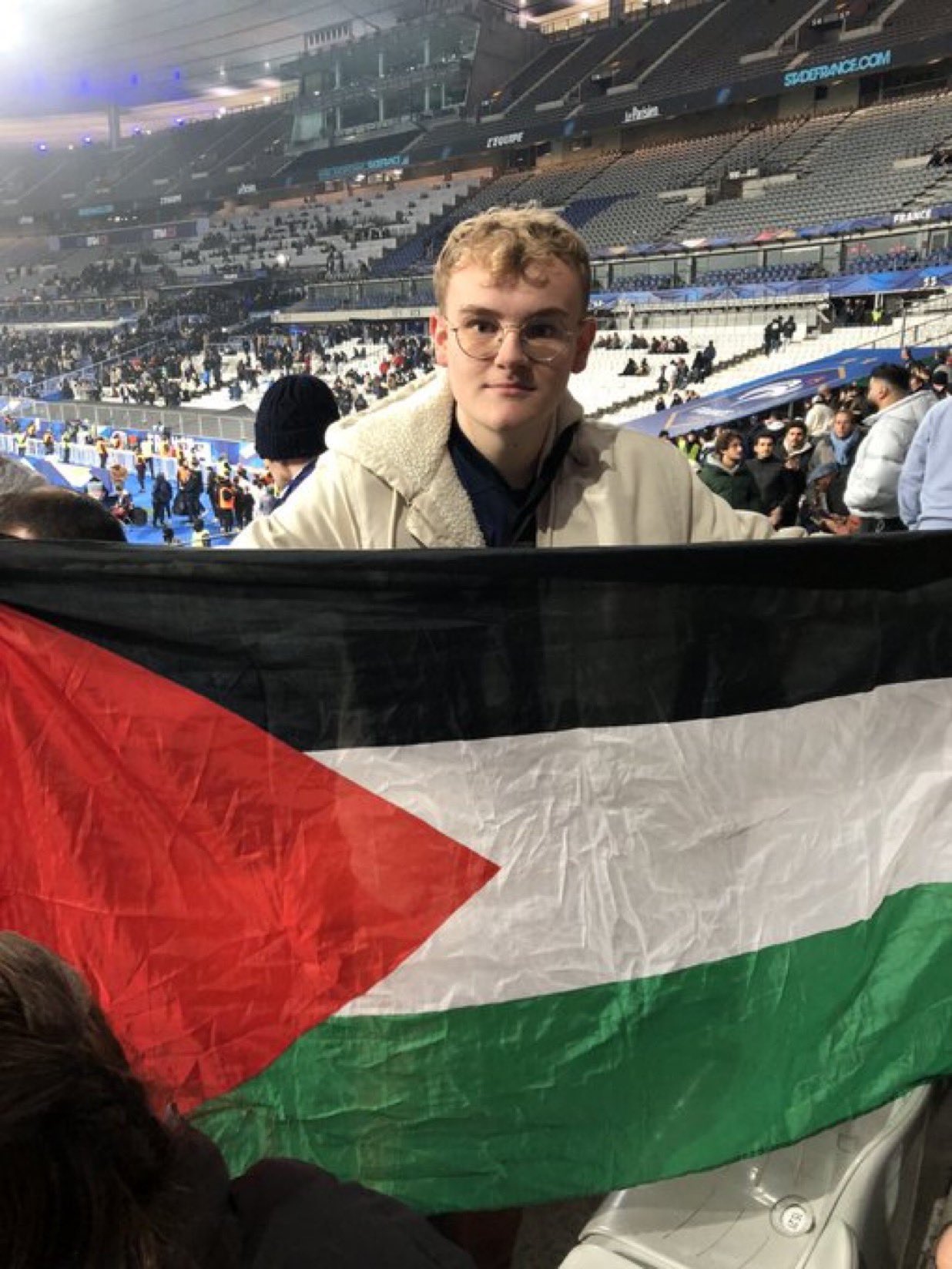 French fan defies ban, waves Palestinian flag at Stade de France