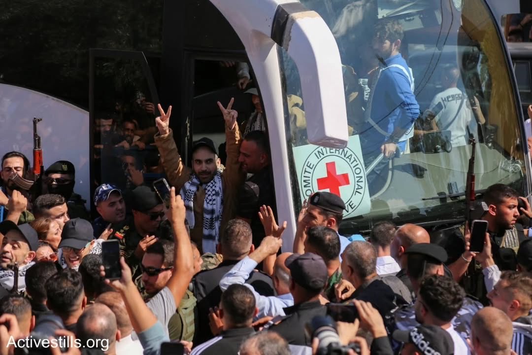Palestinian families welcome released captives in Ramallah exchange deal