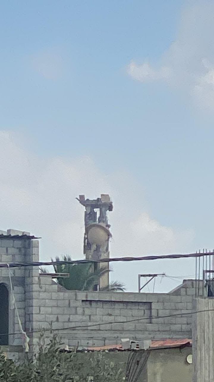 Israeli Artillery Shells Al-Radwan Mosque Minaret in Gaza