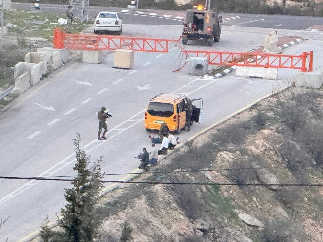 Occupation forces detain young men at Atara checkpoint north Ramallah