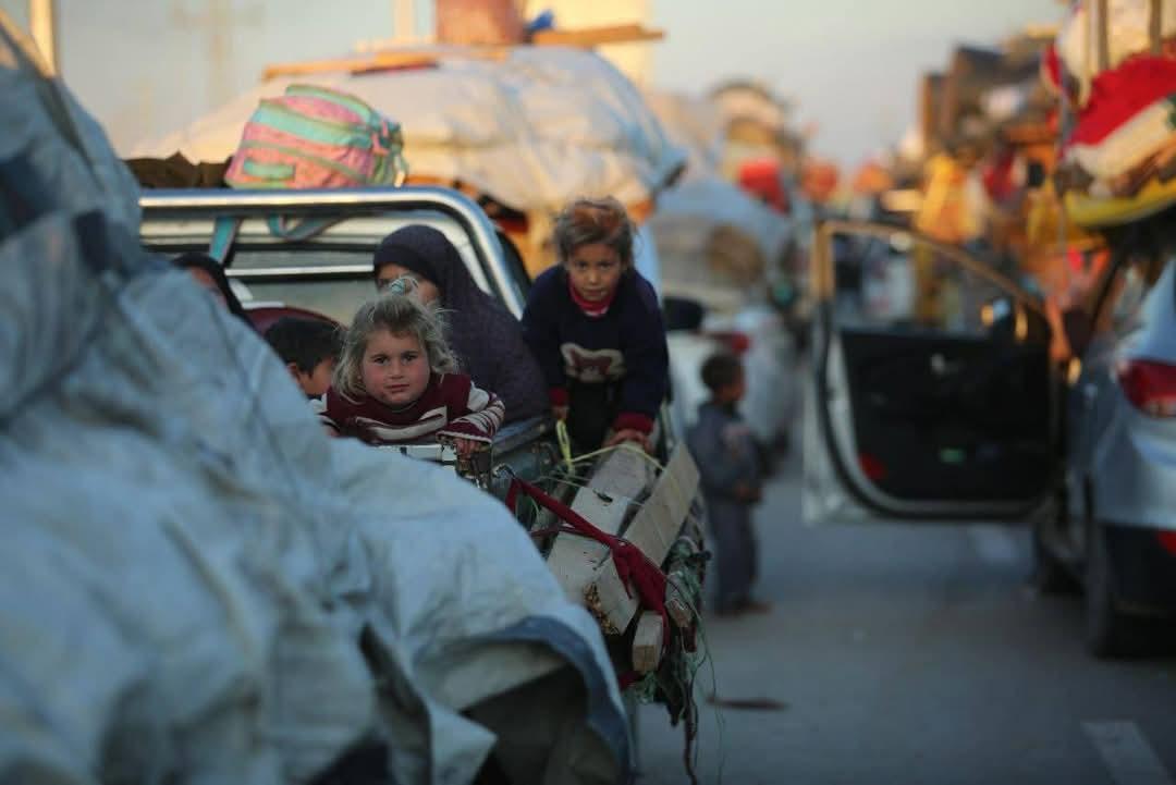 Thousands await entry to Gaza City via Salah al-Din Street